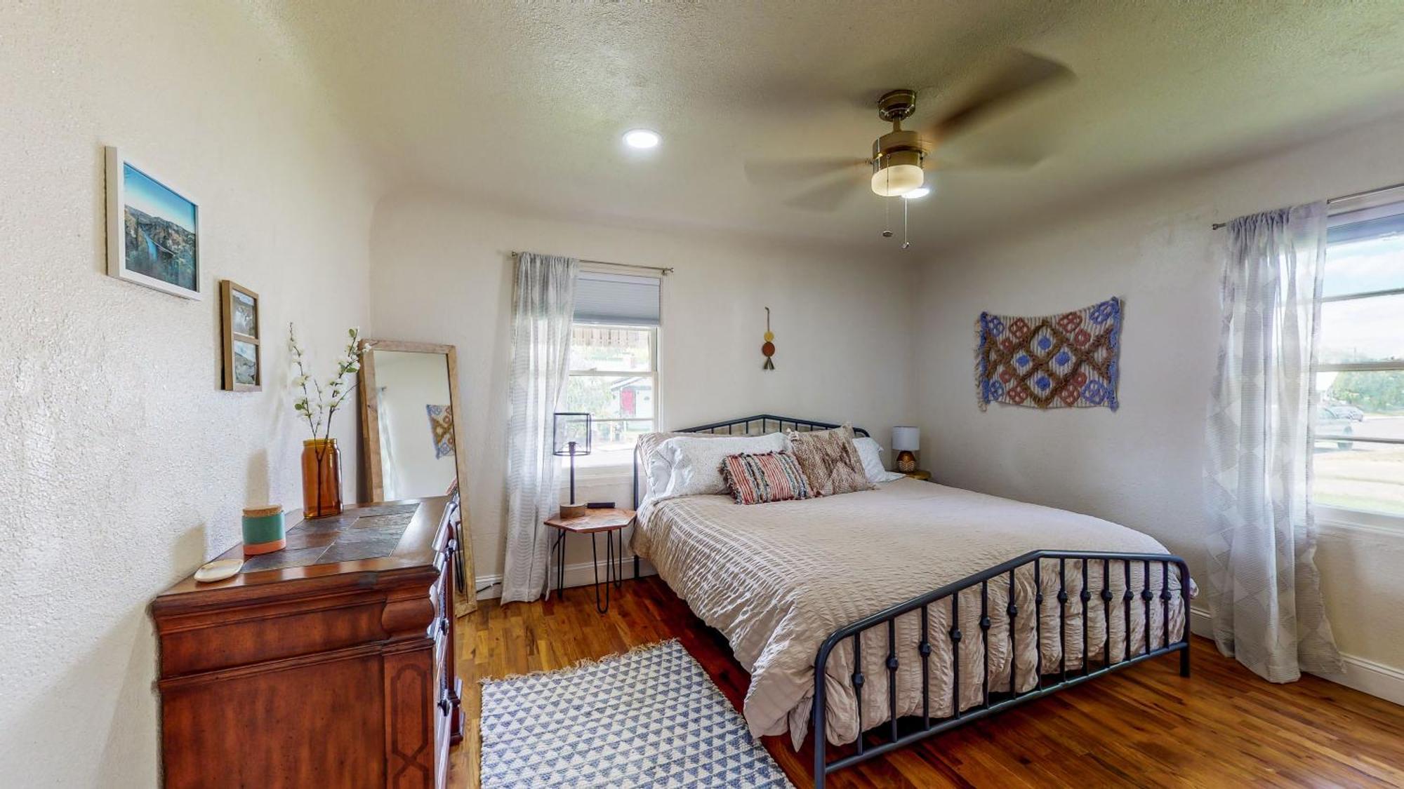 Charming Downtown Bungalow - King Bed, Office Туин-Фолс Экстерьер фото